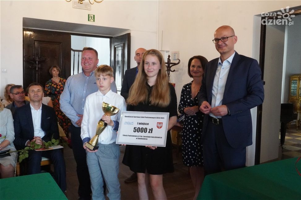 Nagrody dla najlepszych uczniów i nauczycieli – uroczystość w ostrowieckim ratuszu