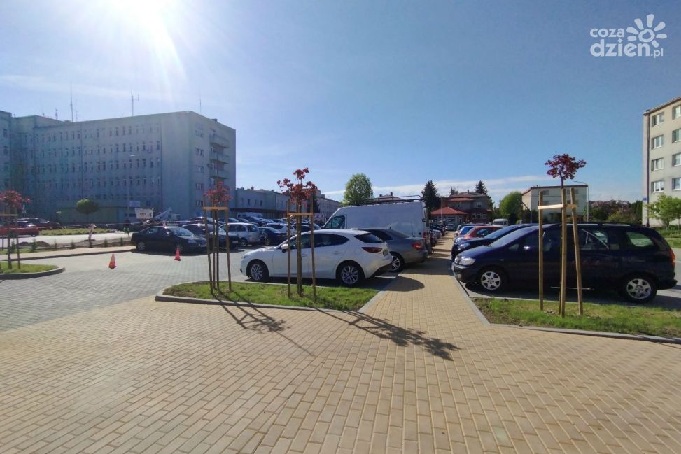 Nowe płatne parkingi przy sandomierskim szpitalu – start przesunięty na sierpień