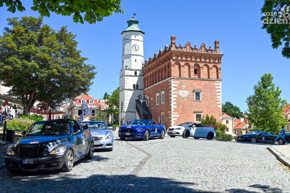 Kabriolety na rynku w Sandomierzu. Rajd Cabrio 2025 dla ciężko chorych sióstr