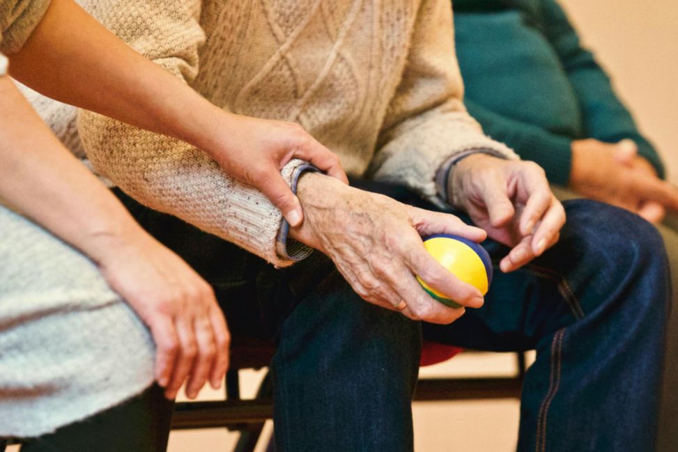 Kolejne wsparcie dla seniorów w Klimontowie. Podpisano umowę w ramach programu „Senior+”