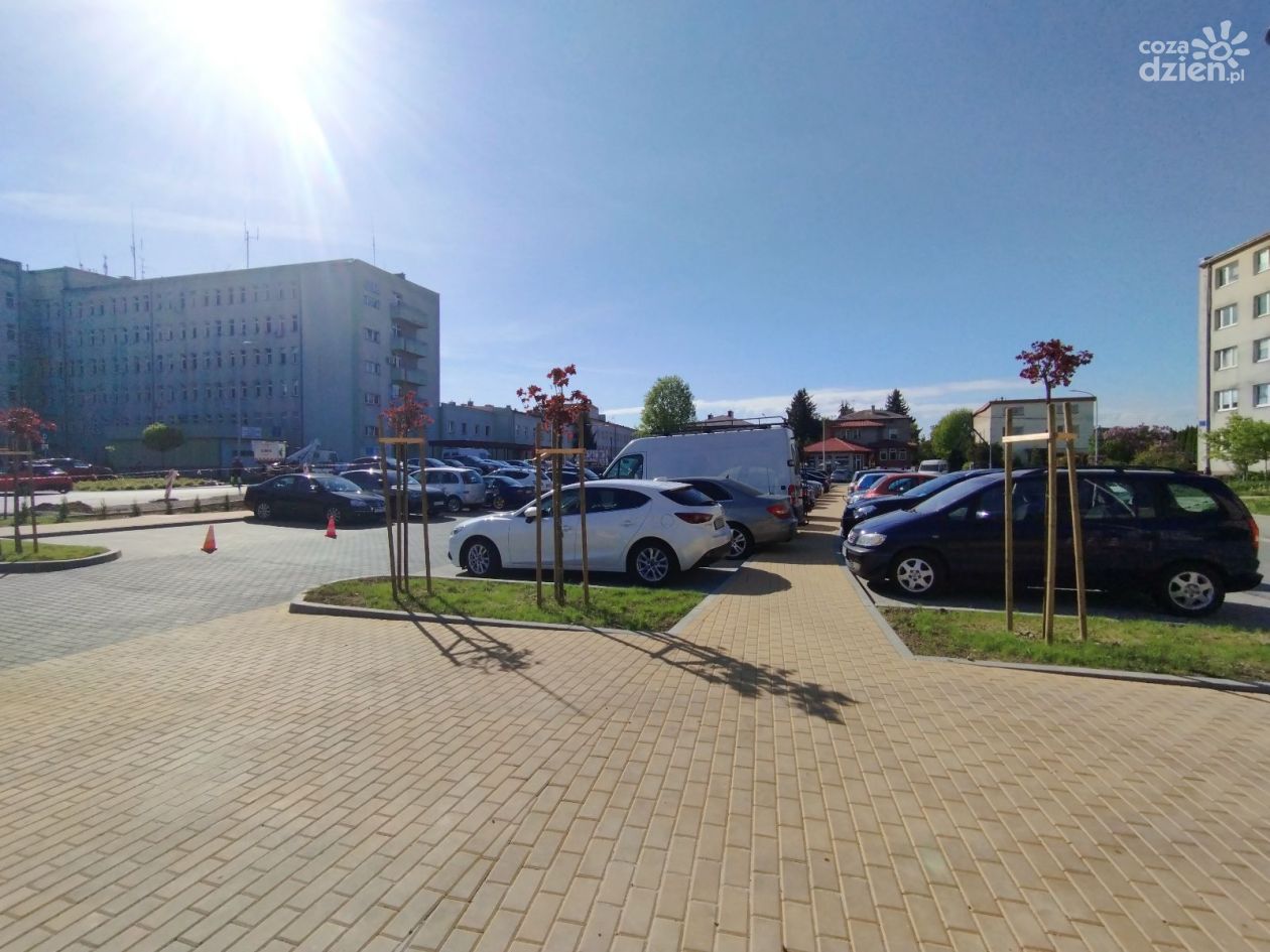 Nowe płatne parkingi przy sandomierskim szpitalu – start przesunięty na sierpień