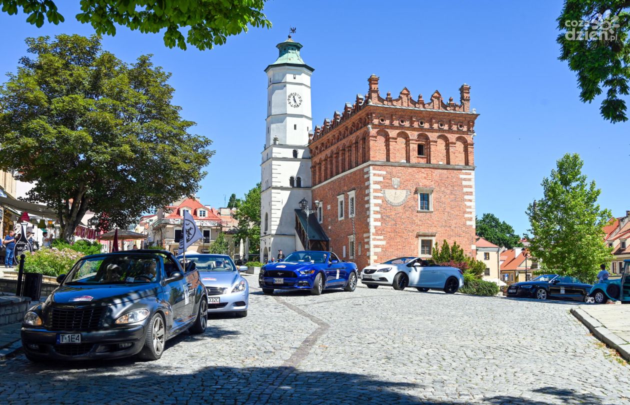 Kabriolety na rynku w Sandomierzu. Rajd Cabrio 2025 dla ciężko chorych sióstr