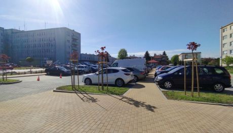 Nowe płatne parkingi przy sandomierskim szpitalu – start przesunięty na sierpień