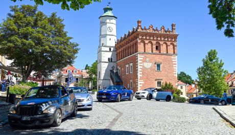 Kabriolety na rynku w Sandomierzu. Rajd Cabrio 2025 dla ciężko chorych sióstr
