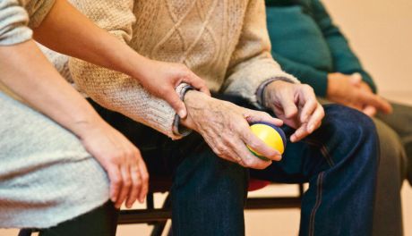 Kolejne wsparcie dla seniorów w Klimontowie. Podpisano umowę w ramach programu „Senior+”