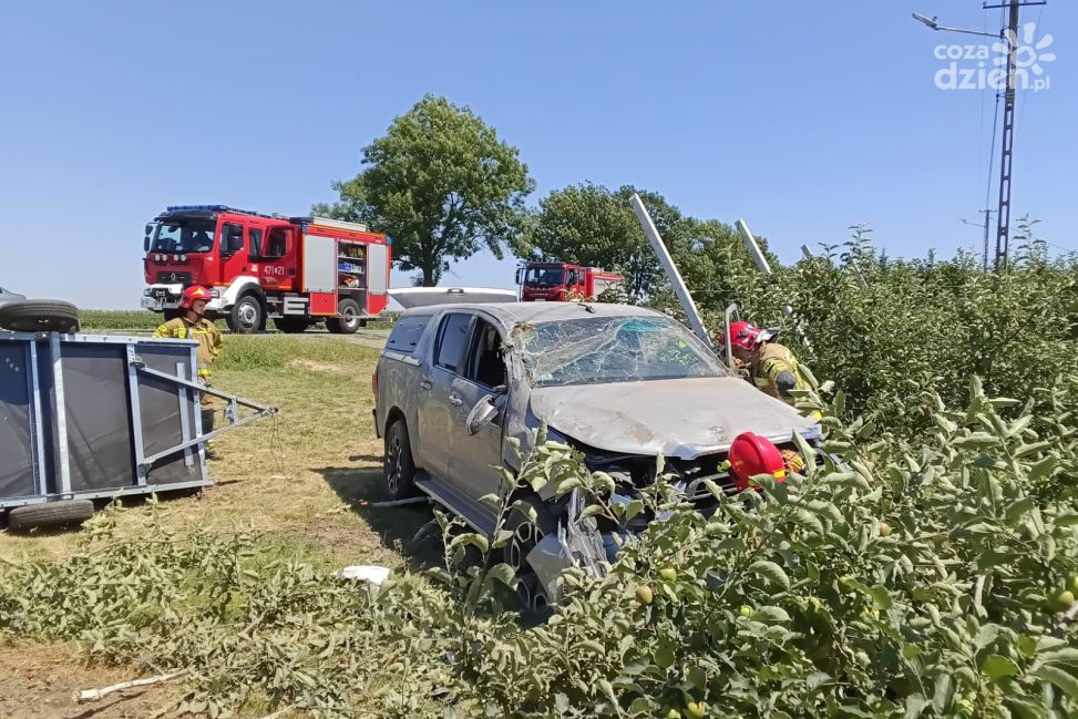 Wypadek w Głazowie. Auto zjechało z DK 77 i uszkodziło infrastrukturę gazową