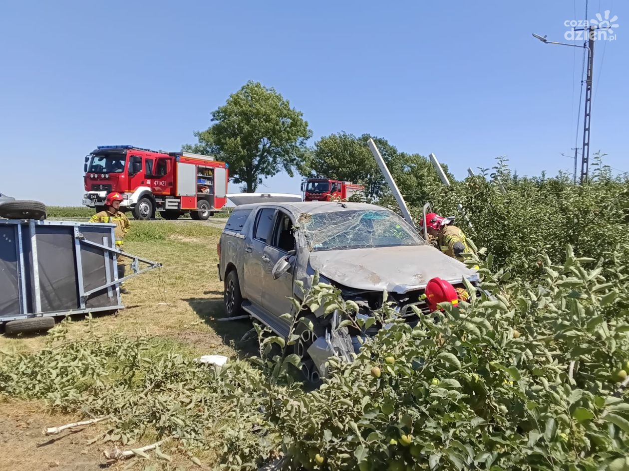 Wypadek w Głazowie. Auto zjechało z DK 77 i uszkodziło infrastrukturę gazową