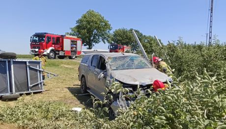 Wypadek w Głazowie. Auto zjechało z DK 77 i uszkodziło infrastrukturę gazową