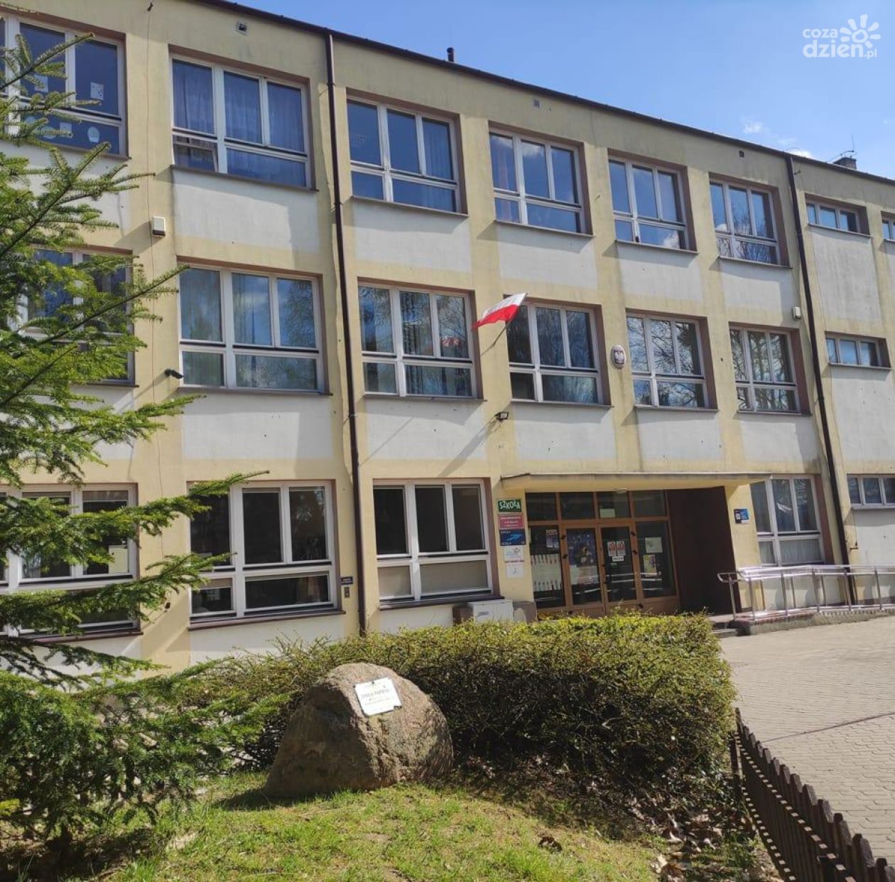 Sandomierz inwestuje w zieloną edukację – podpisano umowy na termomodernizacje szkoły i przedszkola