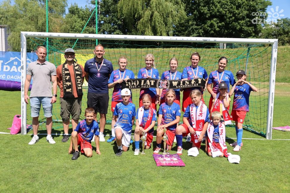 Młode zawodniczki Wisły Sandomierz na piłkarskim festiwalu w Kielcach