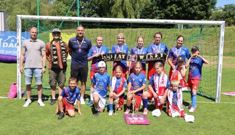 Młode zawodniczki Wisły Sandomierz na piłkarskim festiwalu w Kielcach