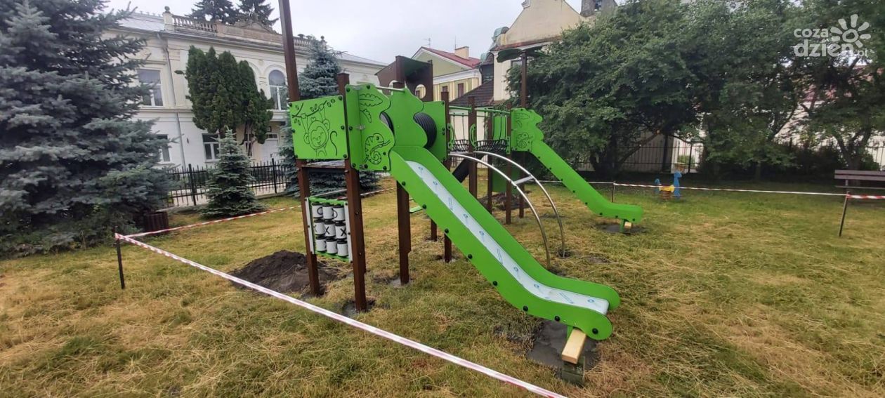 Nowe urządzenia na placach zabaw w Sandomierzu. Rycerski plac nadal w planach