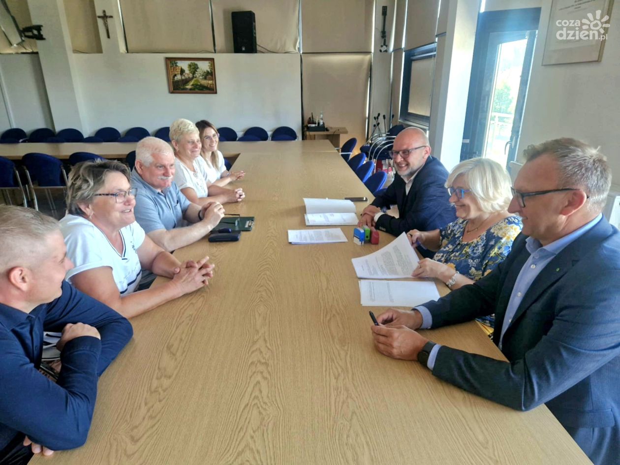 Wsparcie dla Spółek Wodnych w Gminach Dwikozy i Łoniów. Powiat Sandomierski przekazuje 40 tys. zł na meliorację