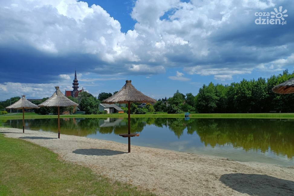 Zalew w Koprzywnicy już otwarty. Bezpłatne leżaki, piracki plac zabaw i letnie kino czekają na gości