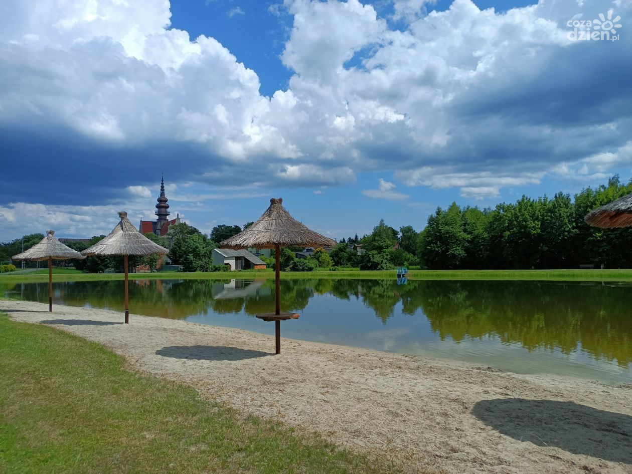 Zalew w Koprzywnicy już otwarty. Bezpłatne leżaki, piracki plac zabaw i letnie kino czekają na gości