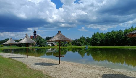 Zalew w Koprzywnicy już otwarty. Bezpłatne leżaki, piracki plac zabaw i letnie kino czekają na gości