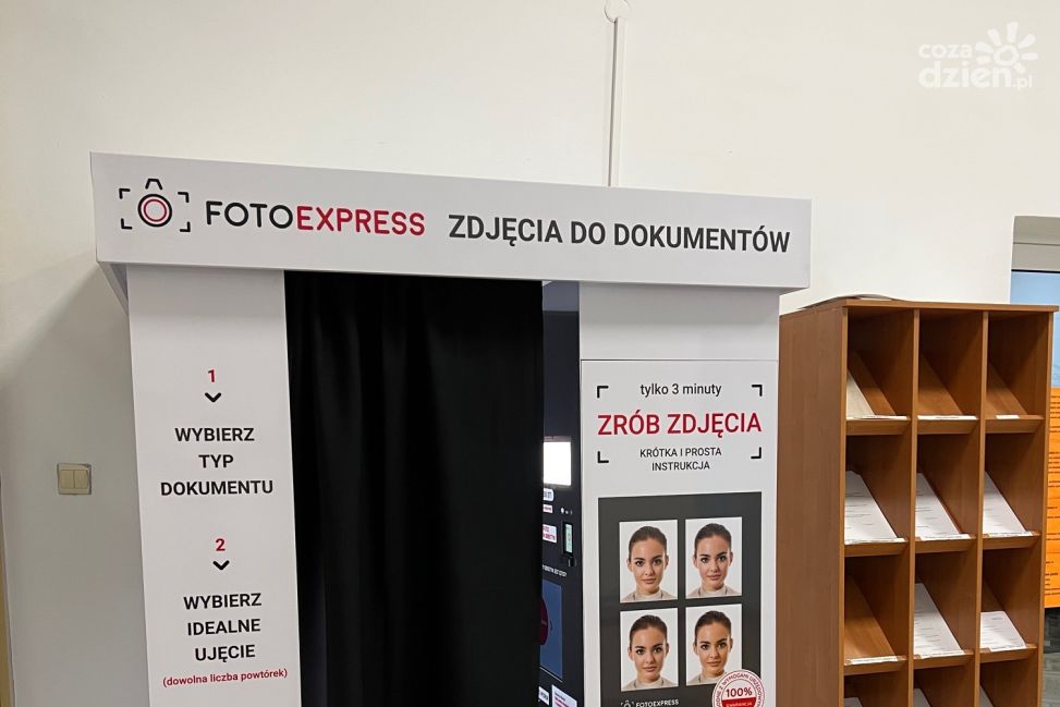 W Starostwie stanęła fotobudka do zdjęć dokumentowych. Zrobisz zdjęcie bez wychodzenia z urzędu