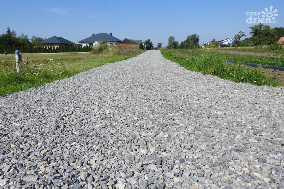 Nowe nawierzchnie i lepsza komunikacja. Zakończono inwestycję drogową w Gminie Połaniec