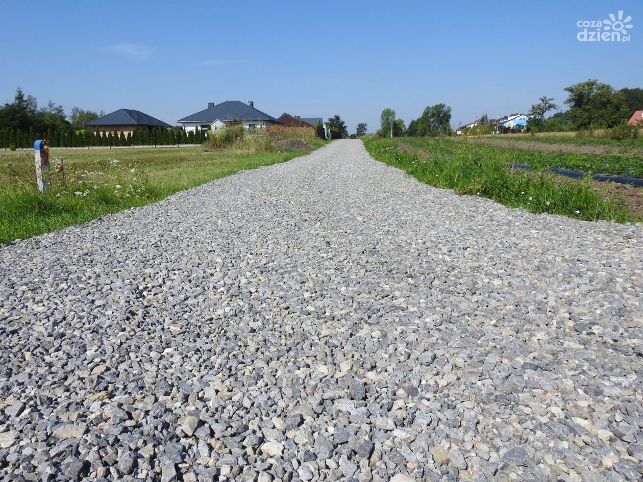 Nowe nawierzchnie i lepsza komunikacja. Zakończono inwestycję drogową w Gminie Połaniec