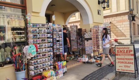 Mniej turystów, mniejsza sprzedaż. Sprawdziliśmy, jak dziś wygląda handel pamiątkami w Sandomierzu