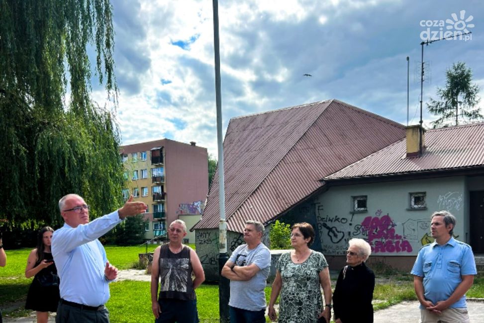 Rewitalizacja Tarnobrzega nabiera tempa. Prezydent Nowak spotkał się z mieszkańcami podczas spaceru badawczego