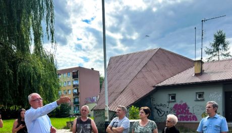 Rewitalizacja Tarnobrzega nabiera tempa. Prezydent Nowak spotkał się z mieszkańcami podczas spaceru badawczego