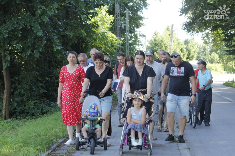 Mieszkańcy Mokrzyszowa ruszyli w teren – spacer badawczy z pomysłami na lepsze osiedle