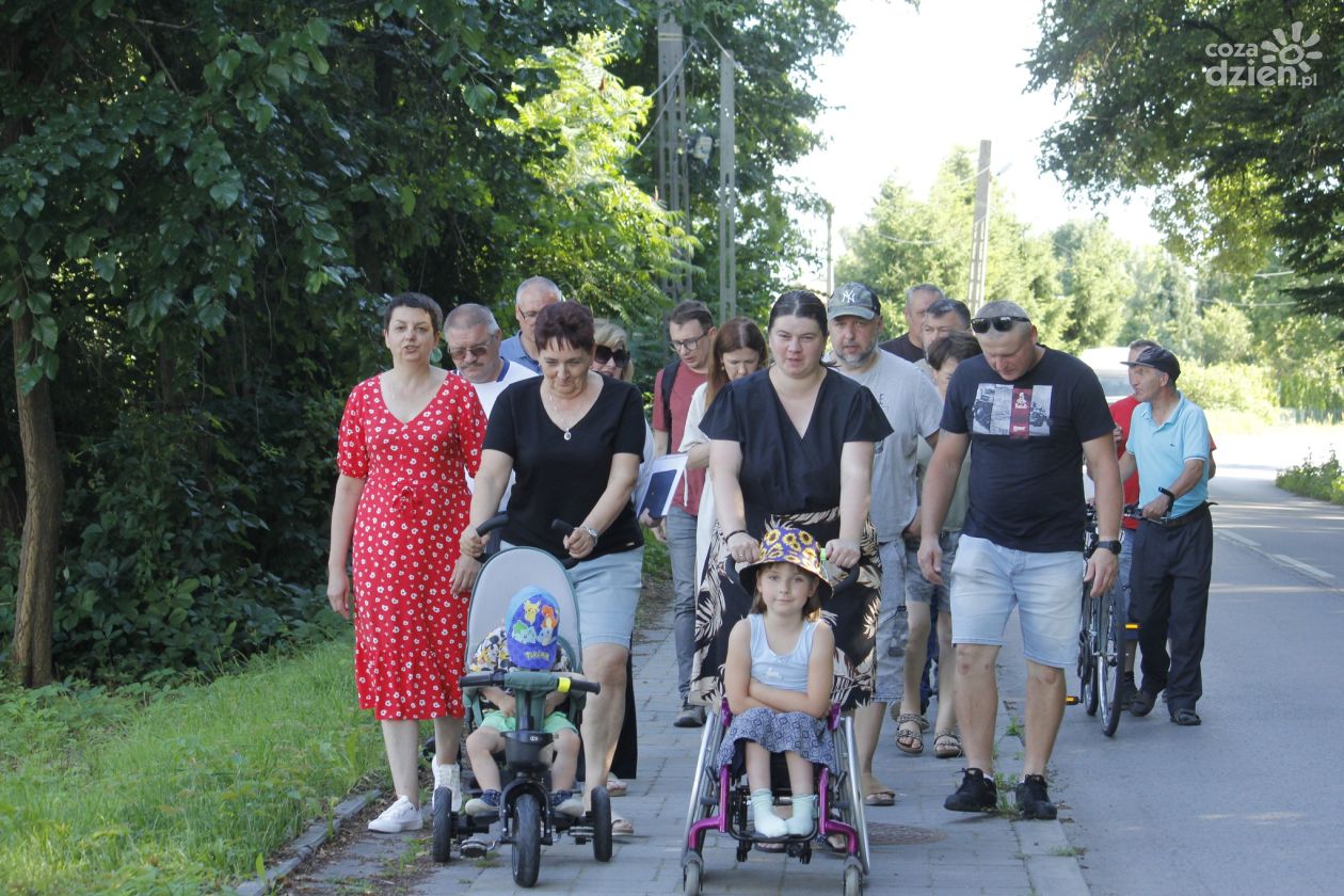 Mieszkańcy Mokrzyszowa ruszyli w teren – spacer badawczy z pomysłami na lepsze osiedle