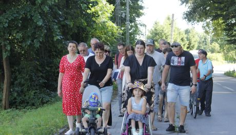 Mieszkańcy Mokrzyszowa ruszyli w teren – spacer badawczy z pomysłami na lepsze osiedle