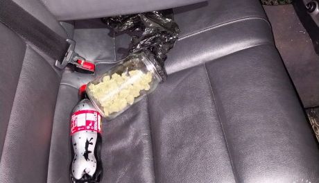 Marihuana w słoiku i młynki w aucie. Dwóch młodych zatrzymanych w Sandomierzu
