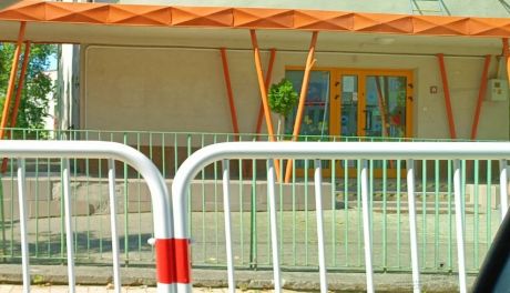 Rodzice zaskoczeni decyzją o przeniesieniu dzieci. Burmistrz: „To kwestia bezpieczeństwa”