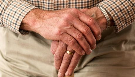 Powiat Sandomierski chroni seniorów. Rusza program „Bezpieczny Senior – Świadomy Senior”