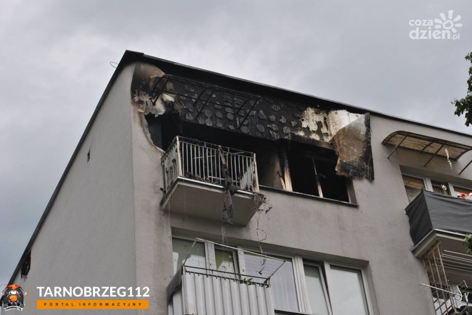 Nocny pożar przy ul. Kossaka w Tarnobrzegu. Płomienie ogarnęły całe mieszkanie – ewakuowano 17 osób