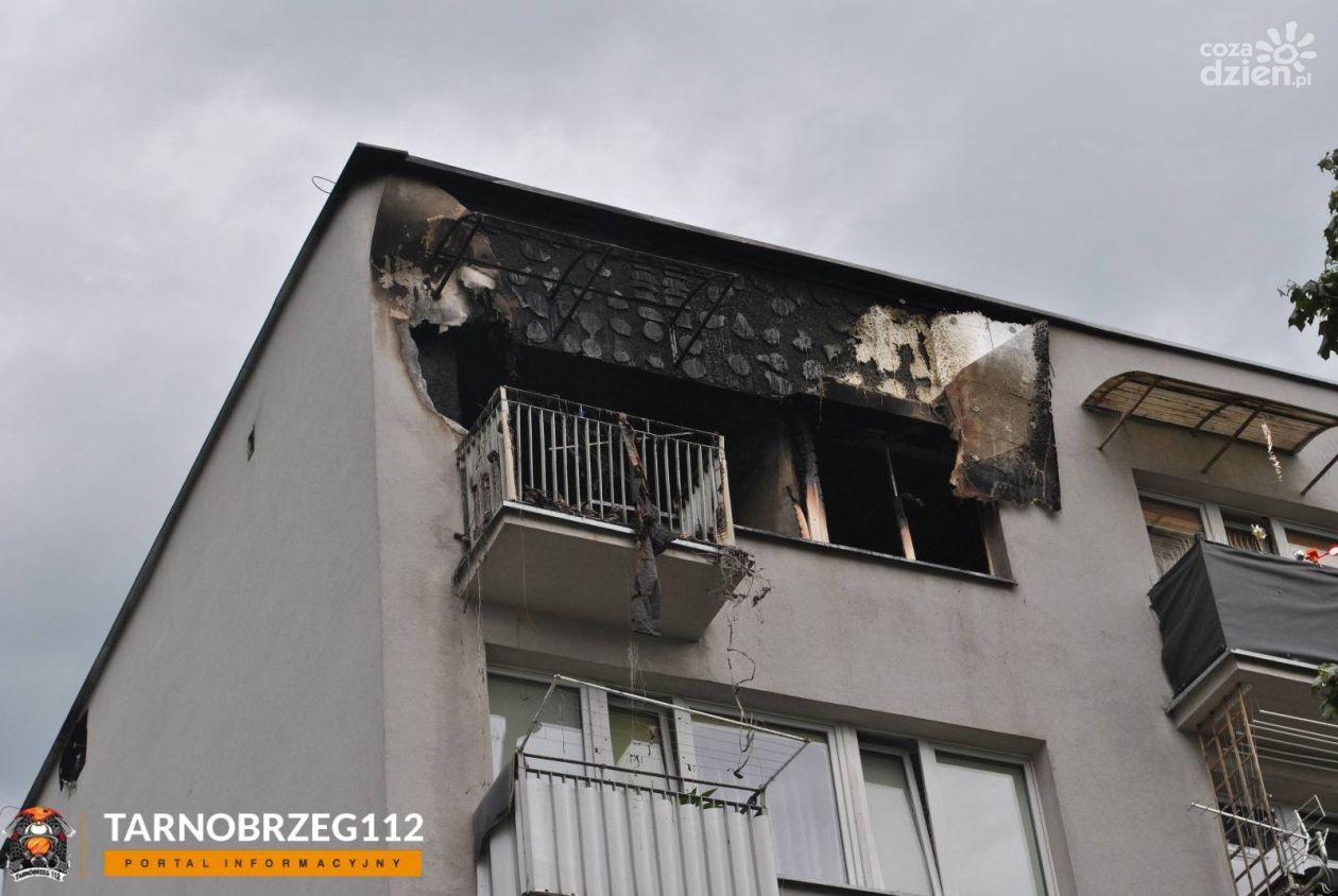 Nocny pożar przy ul. Kossaka w Tarnobrzegu. Płomienie ogarnęły całe mieszkanie – ewakuowano 17 osób