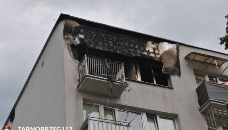 Nocny pożar przy ul. Kossaka w Tarnobrzegu. Płomienie ogarnęły całe mieszkanie – ewakuowano 17 osób
