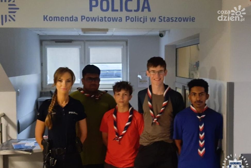 Wędrowni skauci z Wielkiej Brytanii znaleźli schronienie dzięki staszowskiej policji