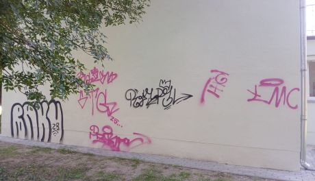 Wandalizm niszczy efekty remontu biblioteki w Sandomierzu