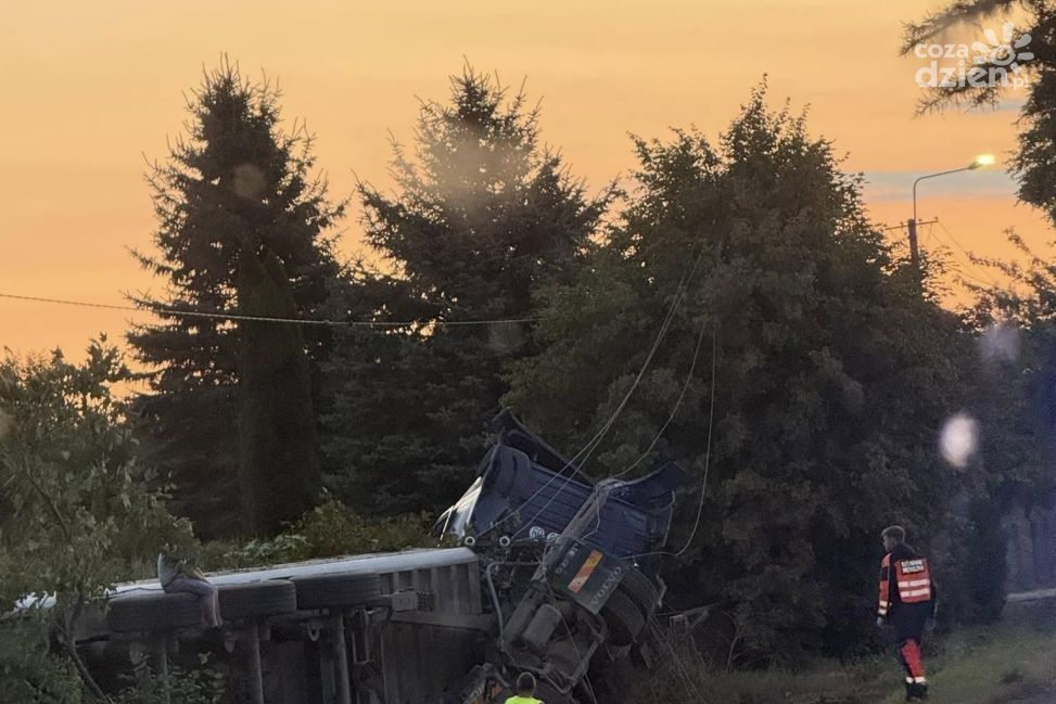 Wypadek ciężarówki w powiecie opatowskim - kierowca ranny