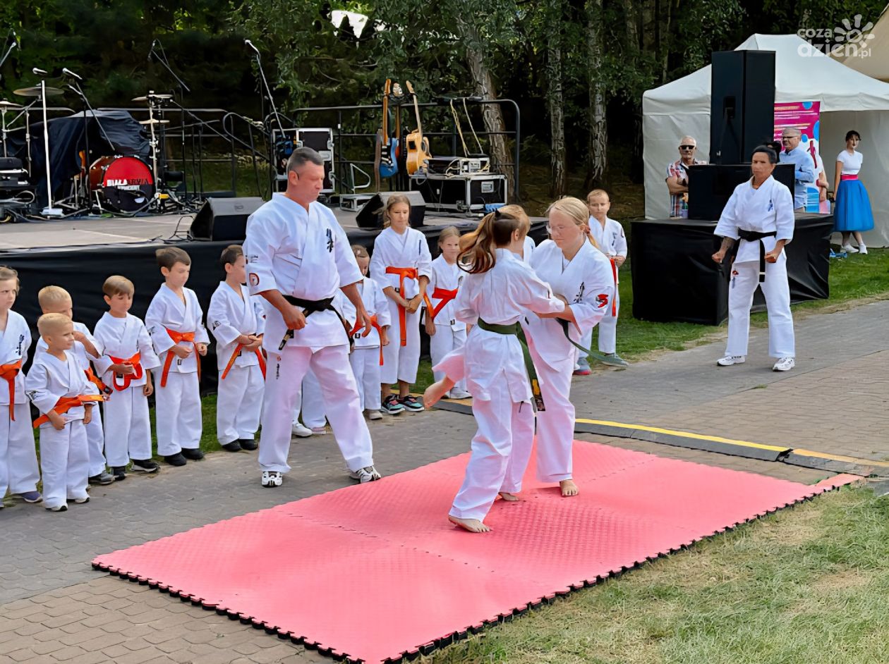 Pasja i dyscyplina w akcji – plenerowy pokaz Klubu Karate „Trójka” w Sandomierzu (ZDJĘCIA)