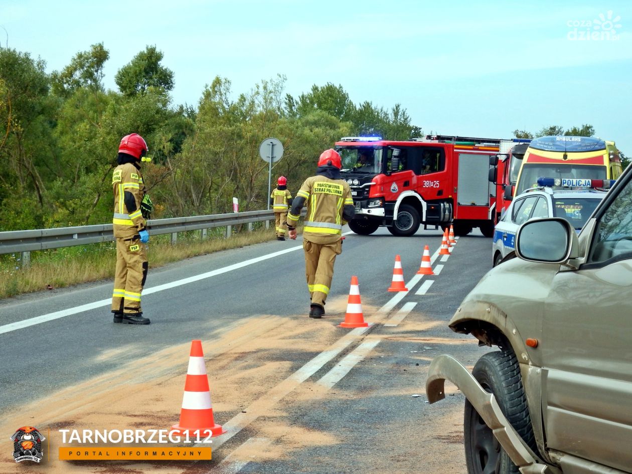 Wypadek na DK77 w Gorzycach. Dwie osoby trafiły do szpitala. (ZDJĘCIA)