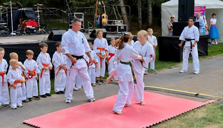 Pasja i dyscyplina w akcji – plenerowy pokaz Klubu Karate „Trójka” w Sandomierzu (ZDJĘCIA)