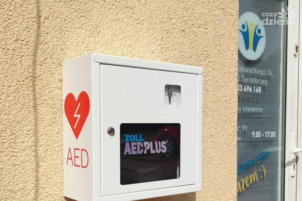 Defibrylator AED dostępny całą dobę przed Tarnobrzeskim Centrum Seniora