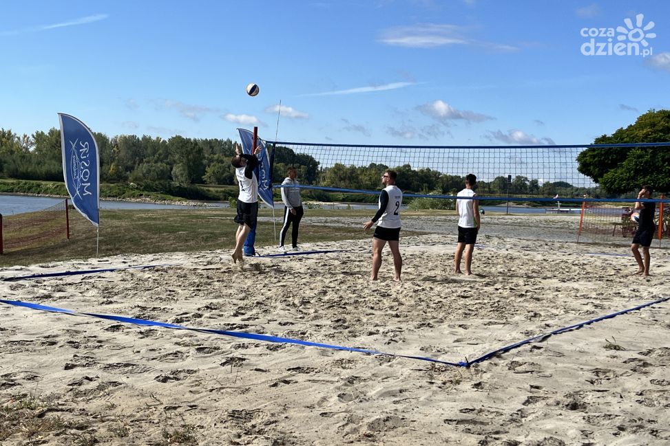 Emocje na piasku! Turniej siatkówki plażowej na sandomierskim bulwarze za nami (ZDJĘCIA)