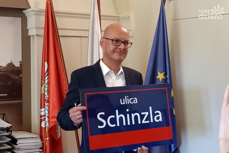 Nowe tablice z nazwami ulic wracają do granatowej kolorystyki