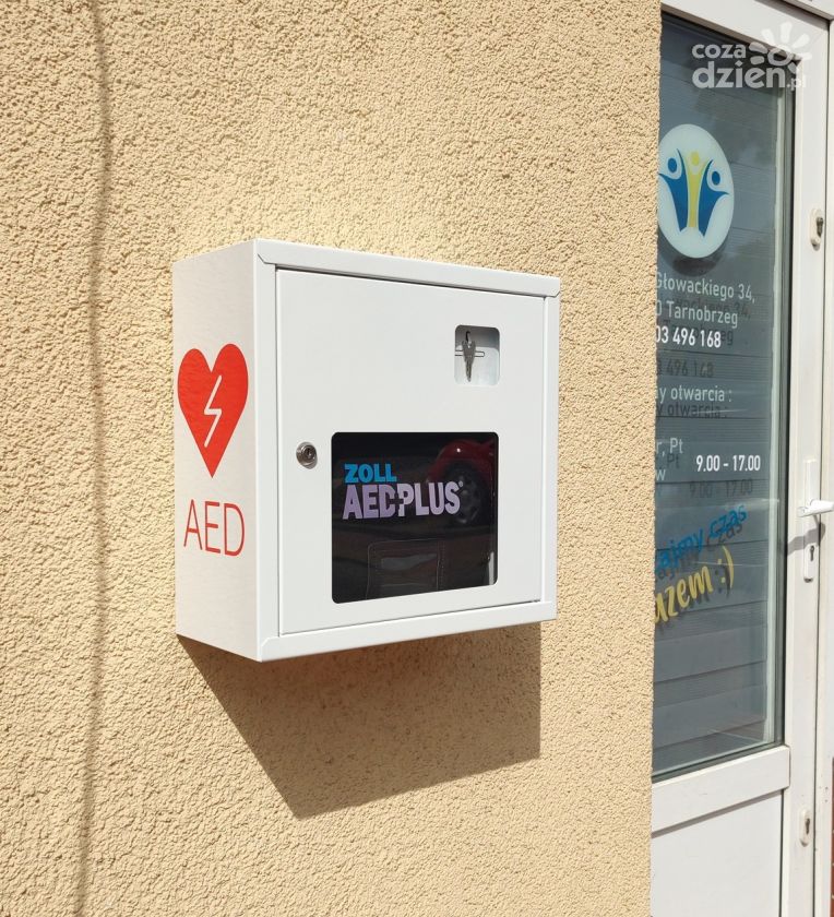 Defibrylator AED dostępny całą dobę przed Tarnobrzeskim Centrum Seniora