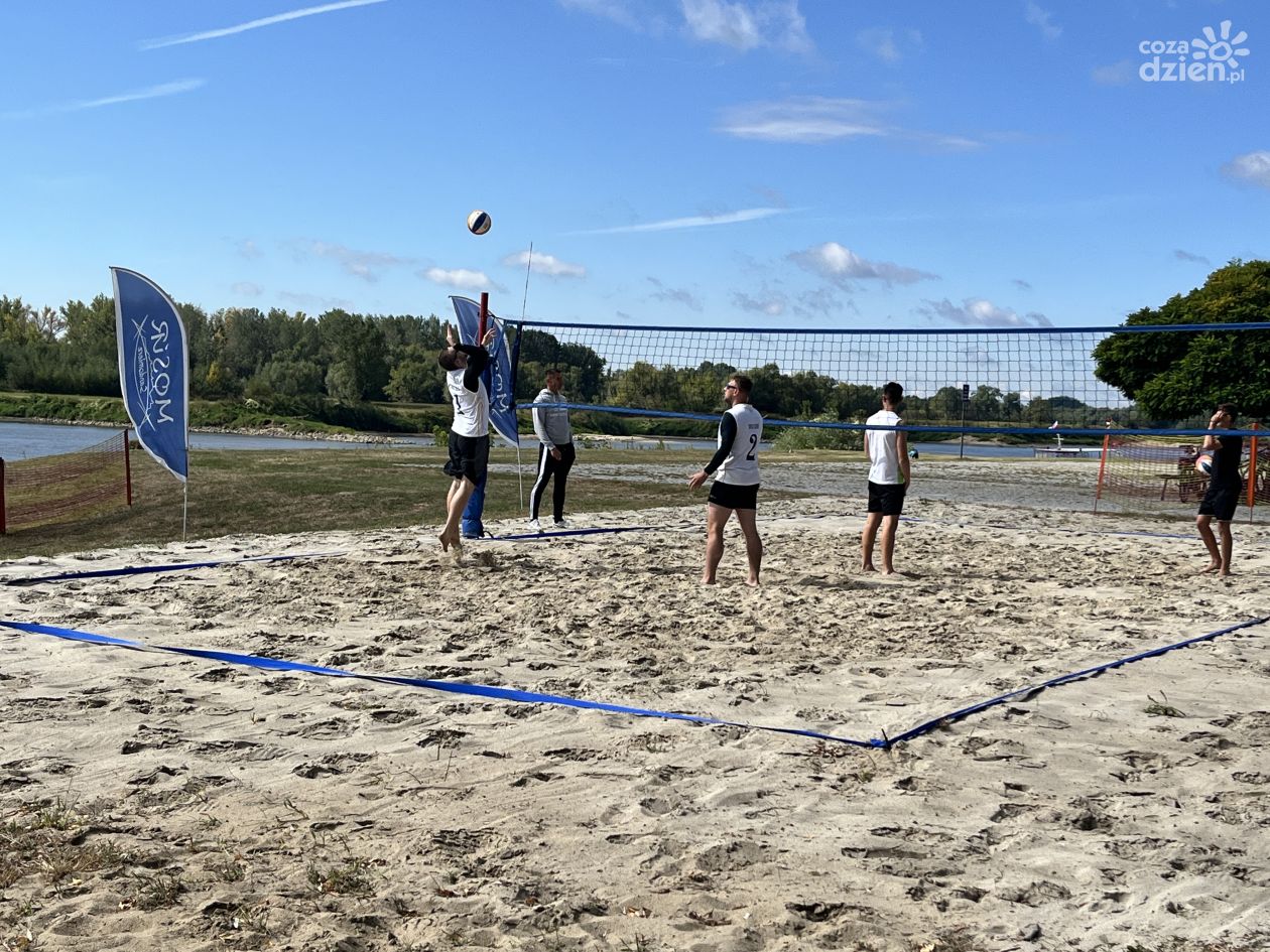 Emocje na piasku! Turniej siatkówki plażowej na sandomierskim bulwarze za nami (ZDJĘCIA)
