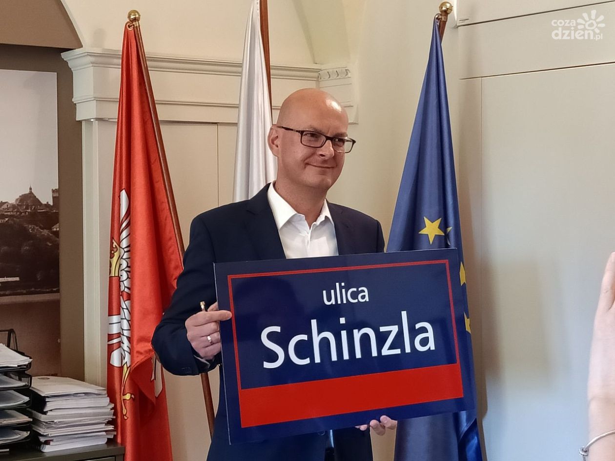 Nowe tablice z nazwami ulic wracają do granatowej kolorystyki
