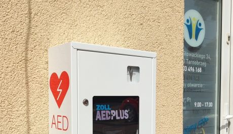 Defibrylator AED dostępny całą dobę przed Tarnobrzeskim Centrum Seniora
