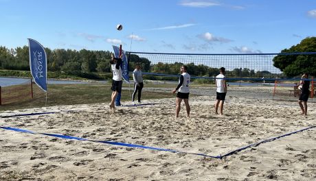 Emocje na piasku! Turniej siatkówki plażowej na sandomierskim bulwarze za nami (ZDJĘCIA)