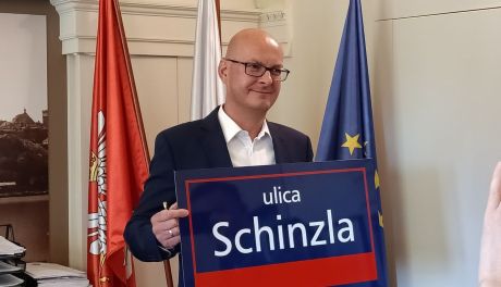 Nowe tablice z nazwami ulic wracają do granatowej kolorystyki